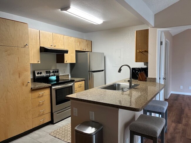 Building Photo - Fully Upgraded and Private 2 Bedroom / 2 B...