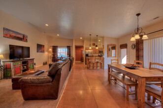 Building Photo - 3366 Oleander Ln