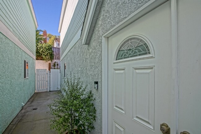 Building Photo - BEAUTIFULLY REMODELED, HIGH-END REDONDO HI...
