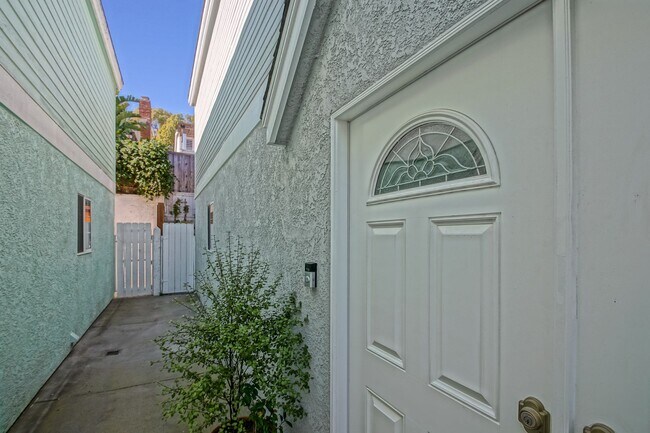 Foto del edificio - BEAUTIFULLY REMODELED, HIGH-END REDONDO HI...