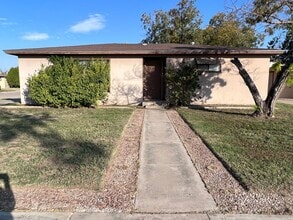 Building Photo - 418 N Oak St