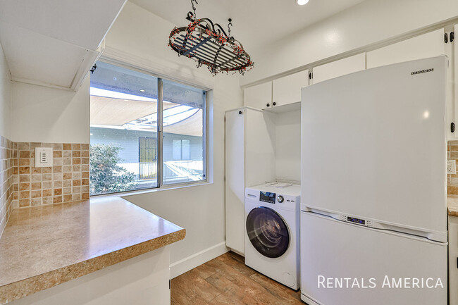 Foto del edificio - Spacious Upstairs 2BD 2BA Condo in Phoenix!