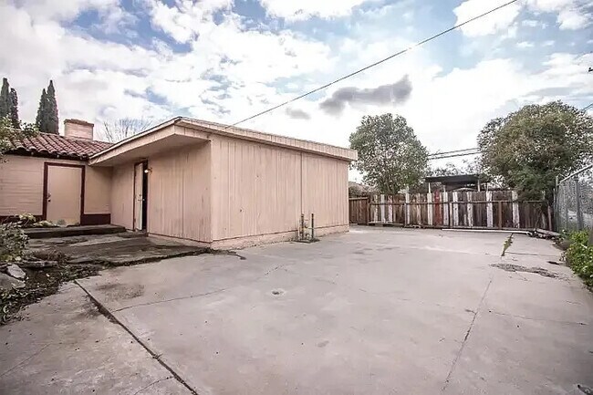 Building Photo - 735 Fresno St