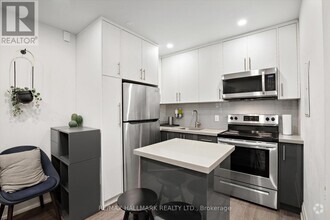 Building Photo - 595-595 St Clair Ave W