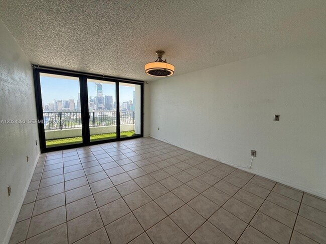 Foto del edificio - 555 NE 15th St