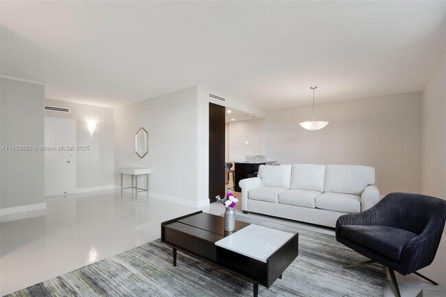 Foto del edificio - 5055 Collins Ave