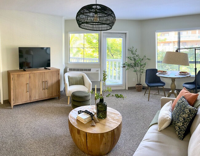 Cerca de Todos Santos Plaza, teatros Brenden, BART, Starbucks con un puntaje de “caminabilidad” de 91. - Carlton Senior Living Concord