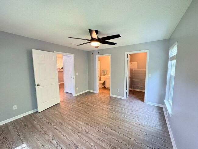 Building Photo - Welcome To The Estates At Westbury