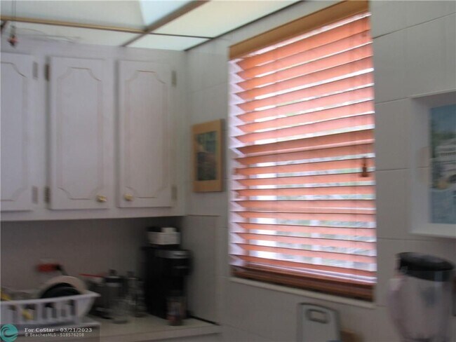Building Photo - 476 Tilford V