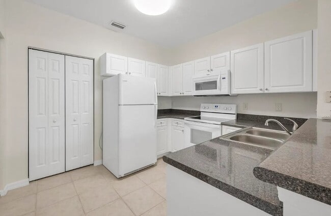 Foto del edificio - Bright & Beautiful 2/2 Condo in The Estate...