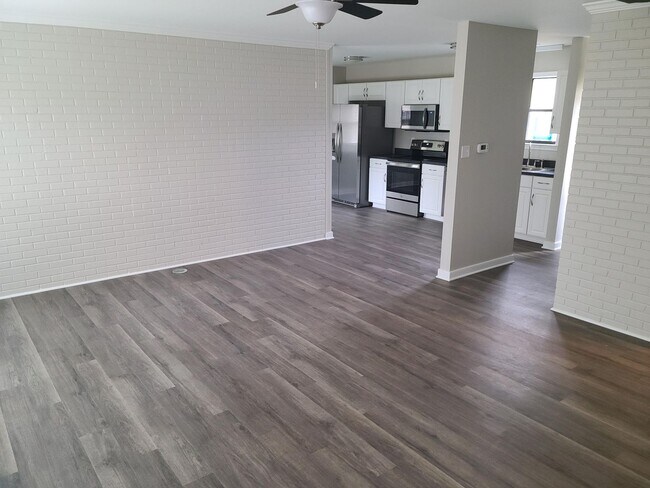 Foto del edificio - 2 Bed 1 Bath Rancher-Chesterfield -Courtho...