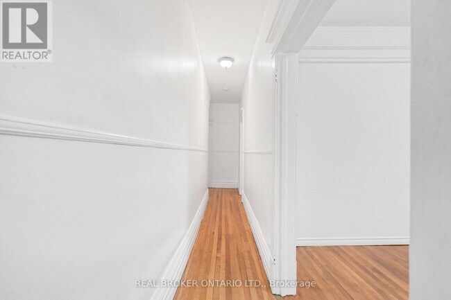Building Photo - 72-72 Upper Lorne Pl