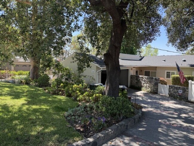 Foto del edificio - Spacious & Charming 3 Bedroom and a Den Home with Beautiful Updates