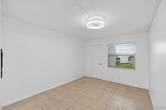 Building Photo - 4028 Hythe B