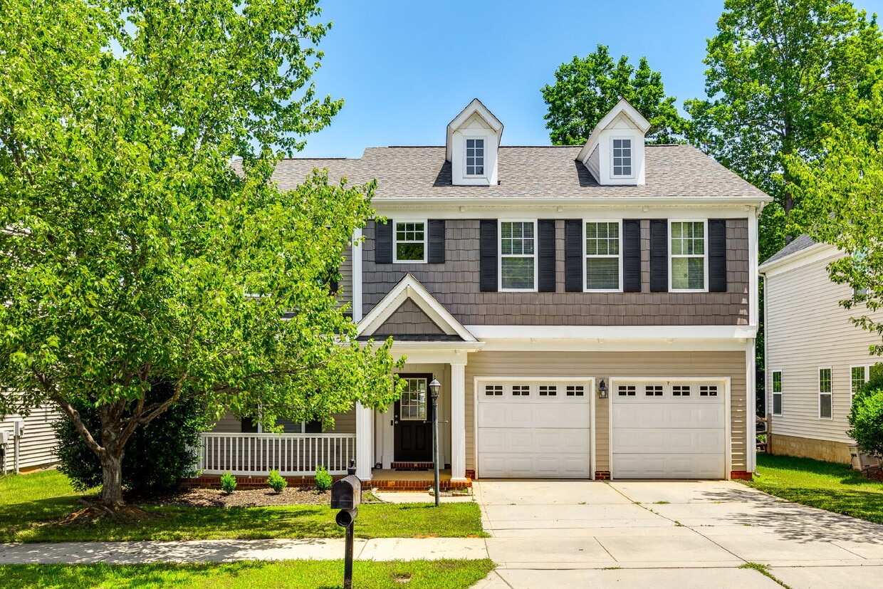 Primary Photo - Spacious 4 bedroom 3 bath home with beauti...