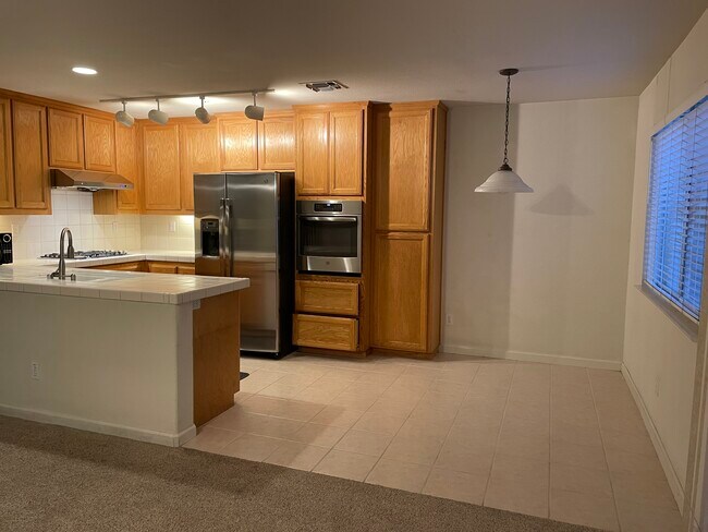 Concepto abierto hacia la sala de estar - 8022 Mammoth Dr