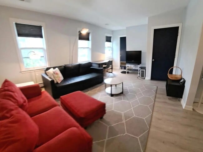Foto del edificio - 8700 Trumbull Ave