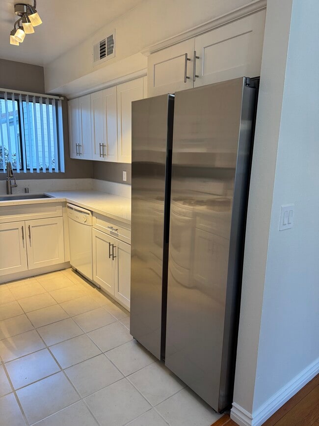 Building Photo - 10512 Sunland Blvd