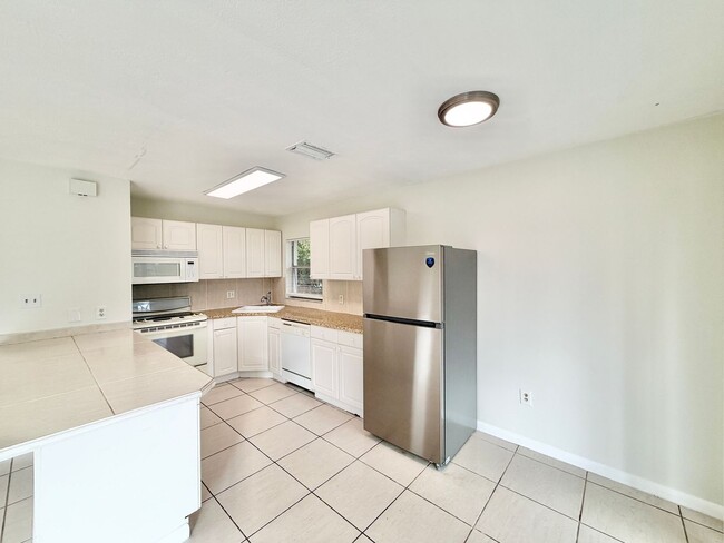 Building Photo - ** BONITA SPRINGS ** 2 BED / 1 BATH ** WEST OF 41 ** PET OK ** ANNUAL RENTAL **