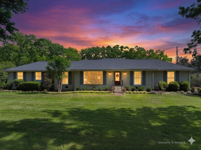 Photo - **RARE BRENTWOOD FIND, A MASTERCLASS IN ELEGANT SOUTHERN DESIGN** House