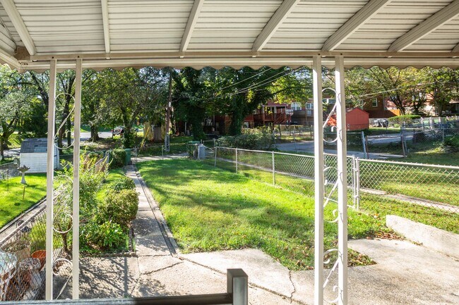 Foto del edificio - Charming 3 Bedroom/1 Bathroom Townhome in ...