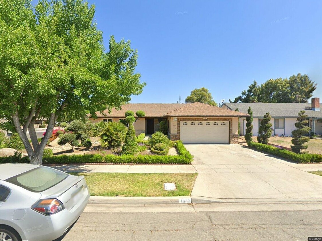 Foto principal - Great home in Fresno, Gorgeous Landscaping!