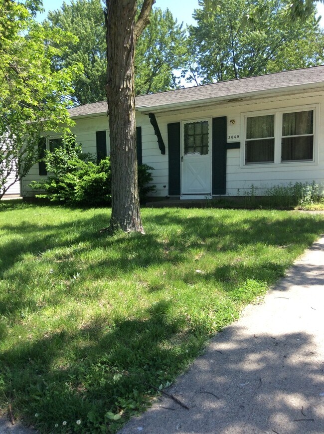 Foto del edificio - Beautiful single family ranch home located near the mall