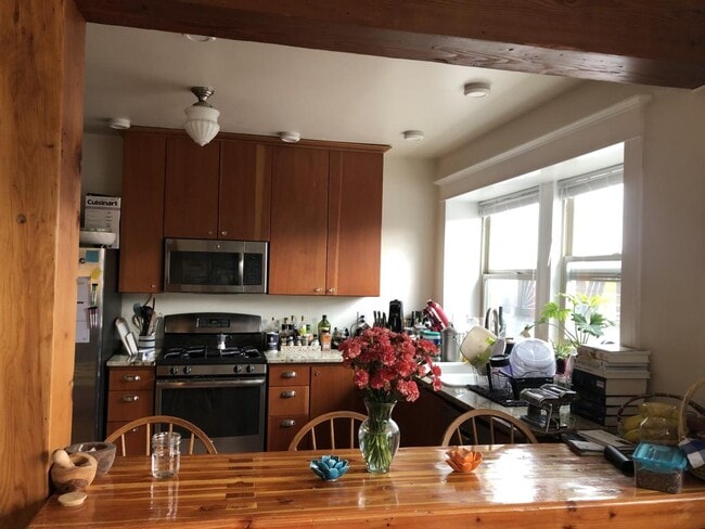 Building Photo - Paramount Apartments - 3 bedrooms