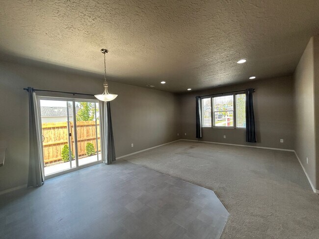 Foto del edificio - Newer 3 Bedroom / 2 Bathroom Home In NW Re...