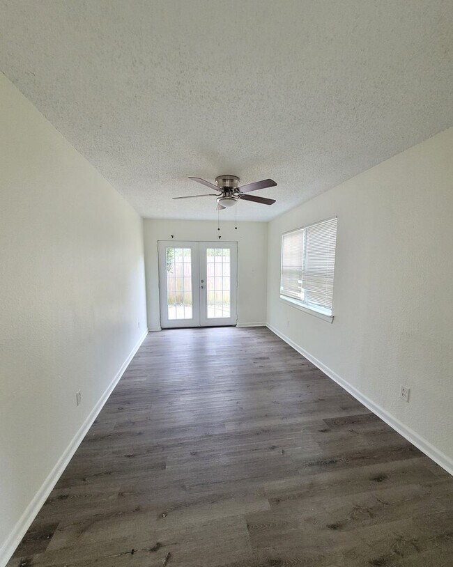 Building Photo - 1140 Lake Dr