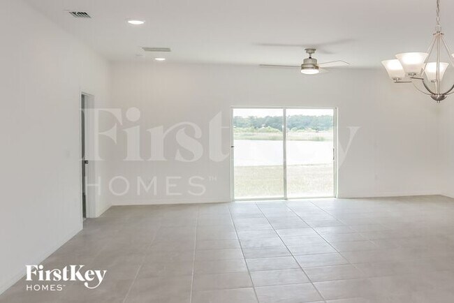 Foto del edificio - 3208 John Young Pkwy