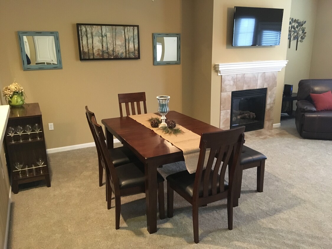 Foto del edificio - Overland Pointe Townhomes