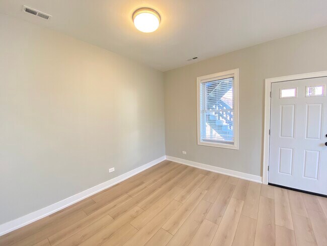 Building Photo - 3029 W 21st Plz