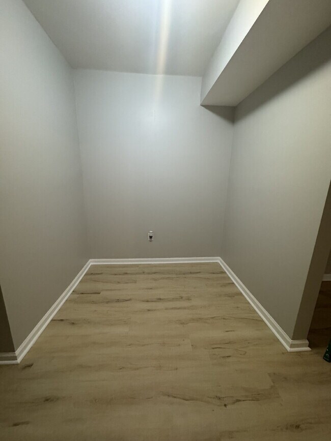Building Photo - Newly remodeled apartment