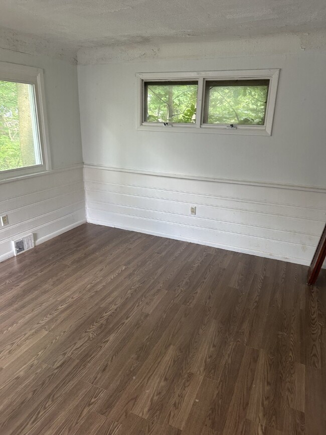 Building Photo - 3 Bedroom 1 Bath in East Cleveland