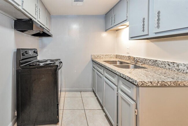 Building Photo - 1802 N Wayside Dr