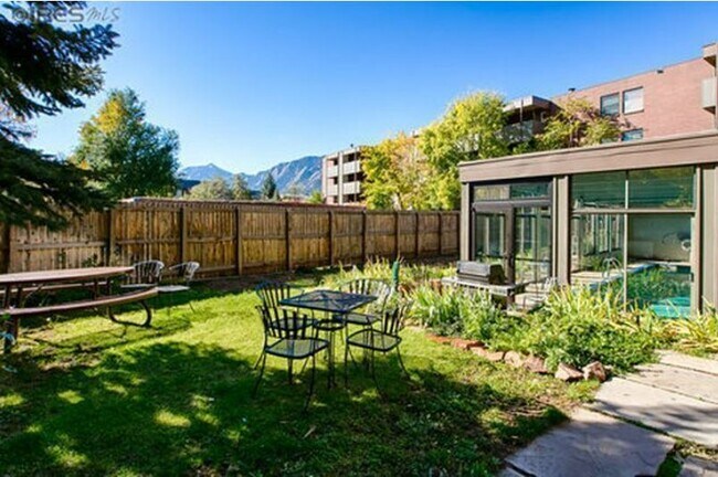 Zona de barbacoa/picnic junto a la piscina cubierta con magníficas vistas a las Flatirons. - 2227 Canyon Blvd
