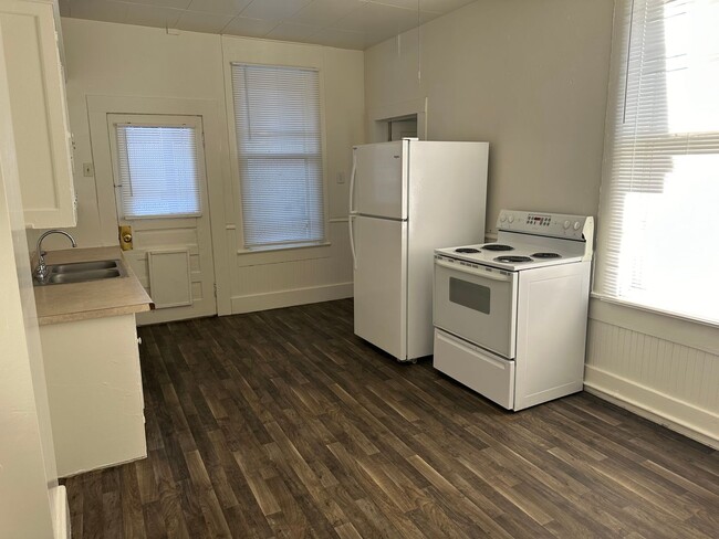 Building Photo - 3 bedroom home on double lot close to park