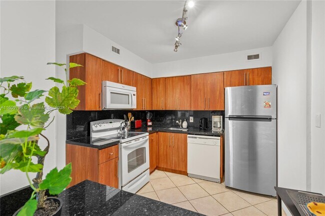 Building Photo - 5161 Collins Avenue Apt #601, Miami Beach,...