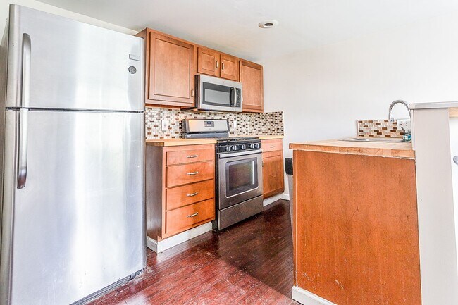 Foto del edificio - AVAILABLE JUNE 2026 - Beautiful, 3 Bed House with Huge Deck and Yard!