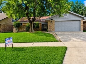 Building Photo - 12110 Hedgedown Dr