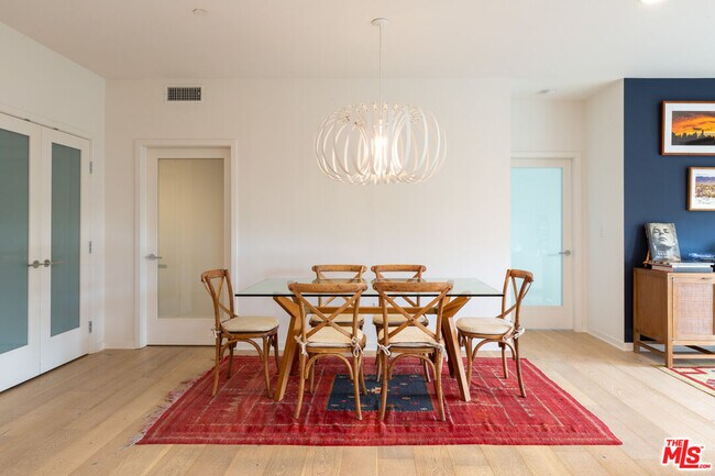 Foto del edificio - 4240 Laurel Canyon Blvd