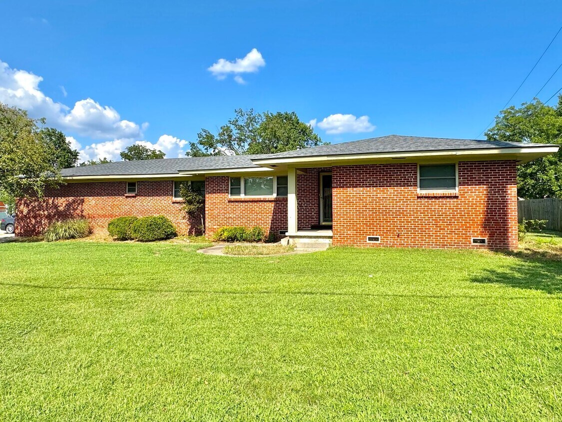 Primary Photo - Charming 3-bedroom, 2-bath home on a corne...
