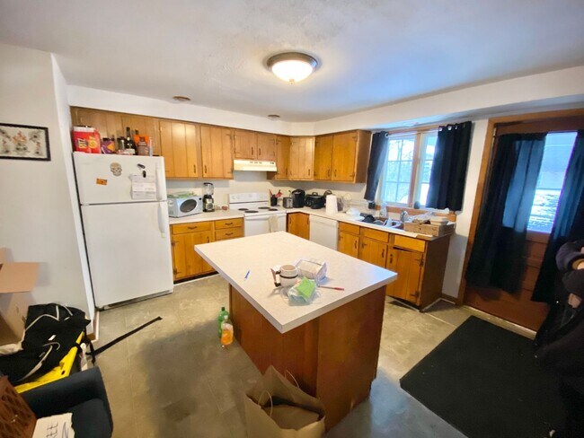 Building Photo - 203 Maple St