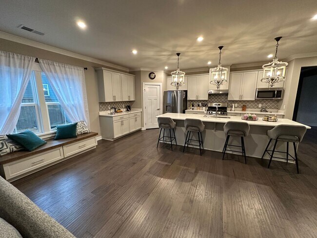 Building Photo - Greenville - Riverstone - Beautiful and Sp...
