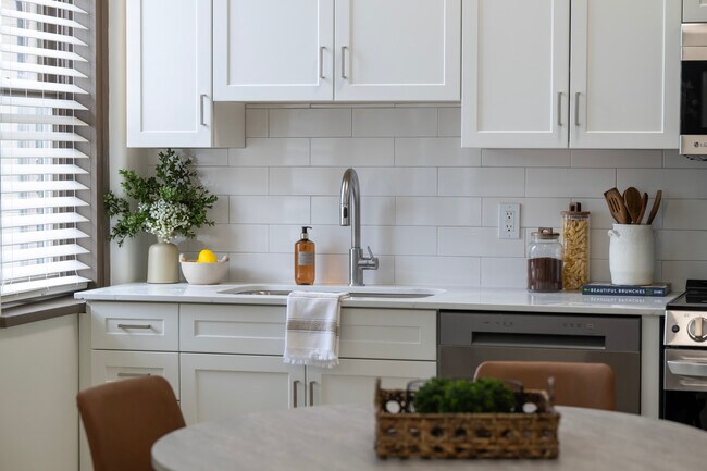 Building Photo - 835 Van Buren St