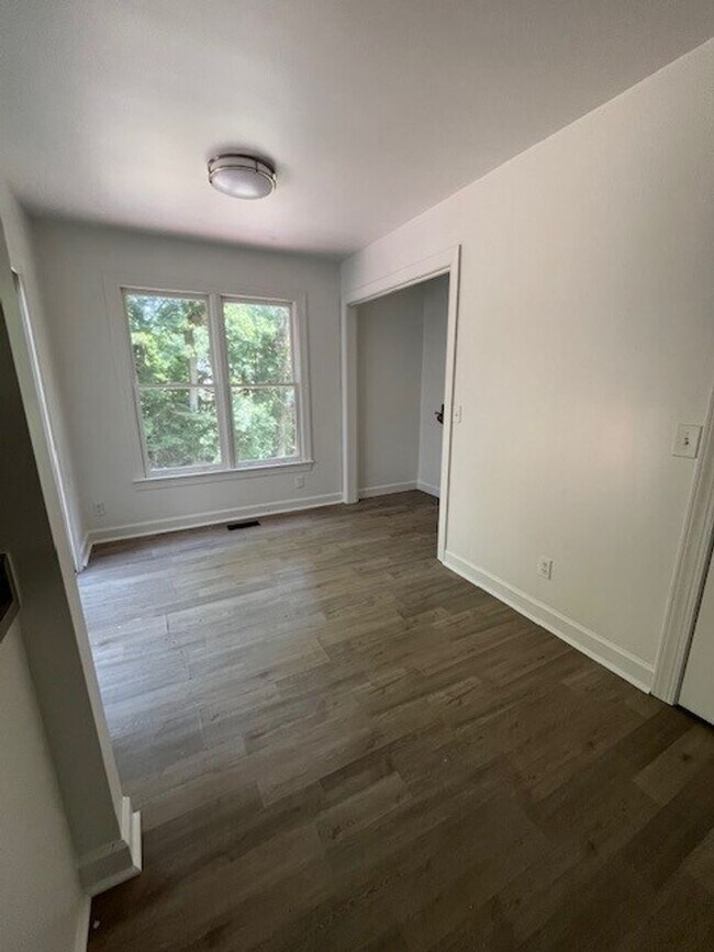 Foto del edificio - Two-Story Cape Cod- 3 Bed 2 Bath Greensbor...