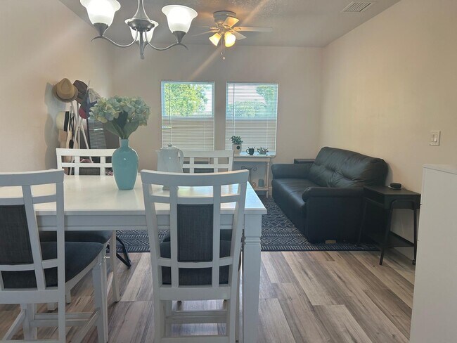 Building Photo - 1701 W Cluster Ave