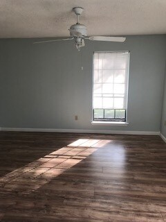 Foto del edificio - 1148 Willow Creek Dr