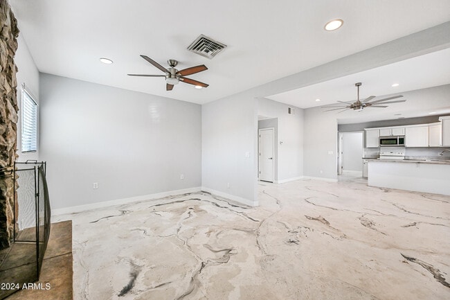 Foto del edificio - 1850 W Glenrosa Ave